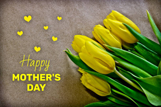 поздравительная открытка с днем матери. с надписью happy mother's day. ярко-желтые тюльпаны - mothers day tulip yellow greeting card стоковые фото и изображения