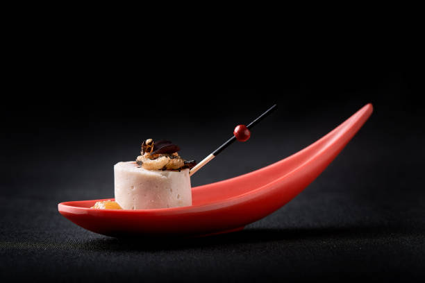 pâté de foie d’oie, foie gras, servi sur pierre noire dans des cuillères rouges japonaises. pâte servie avec de la confiture et des noix. concept de nourriture de fusion, basse clé, espace de copie - foie gras salt luxury restaurant photos et images de collection