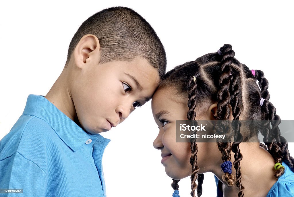 Piccolo ragazzo e ragazza di fronte all'altra - Foto stock royalty-free di Bambino