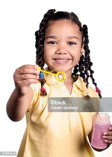 Маленькая Девочка Дуть Bubbles — стоковые фотографии и другие картинки 4-5 лет - 4-5 лет, Африканская этническая группа, Афроамериканская этническая группа