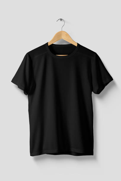 t-shirt nera mock-up su gancio di legno, vista laterale anteriore. - shirt hanger hanging blue foto e immagini stock