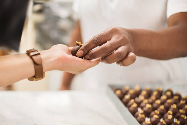degustación de un chocolate - food industry manufacturing human hand fotografías e imágenes de stock