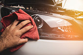 hand-reinigt-autoscheinwerfer-mit-einem-roten-mikrofasertuch.jpg?b=1&s=170x170&k=20&c=6QyMo-YE_oIdE44eHAltvIeo1JzkfMRXrjAaR4FW_wQ=