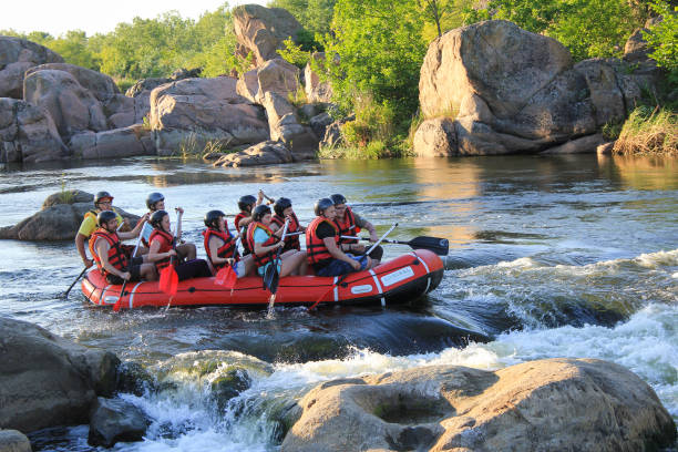 rafting sul fiume dudh koshi in nepal. - extreme sports rafting team sport white water rafting foto e immagini stock