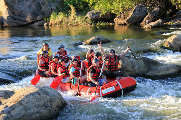 whitewater rafting auf dem dudh koshi fluss in nepal. - sports team sport rowing teamwork rafting stock-fotos und bilder