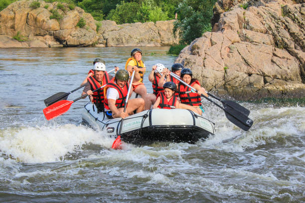 rafting-team , sommer extrem wassersport. - teamwork river rafting costa rica stock-fotos und bilder