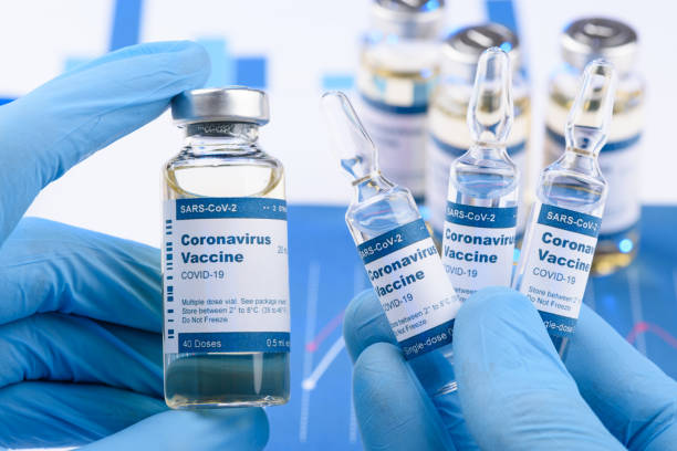 coronavirus covid-19 single dose small vials and multi dose - syringe injecting vaccination cold and flu imagens e fotografias de stock