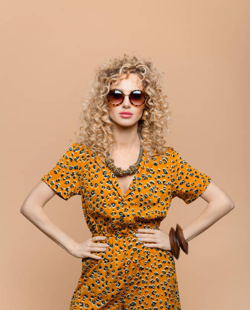 retrato de moda de mulher em vestido de estampa de leopardo - women clothing - fotografias e filmes do acervo