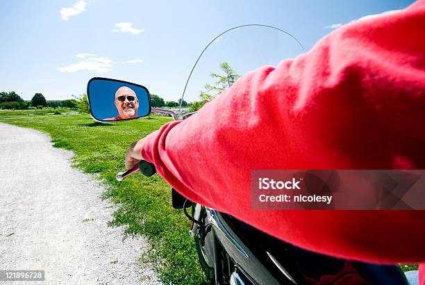 Hombre En Motocicleta Foto de stock y más banco de imágenes de 50-59 años - 50-59 años, Adulto, Adulto maduro