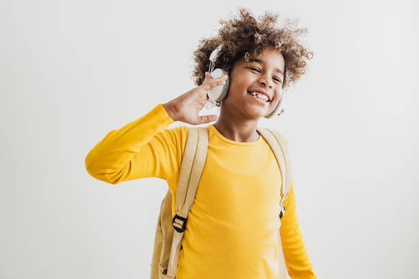 ritratto di giovane ragazza afroamericana - music listening child smiling foto e immagini stock