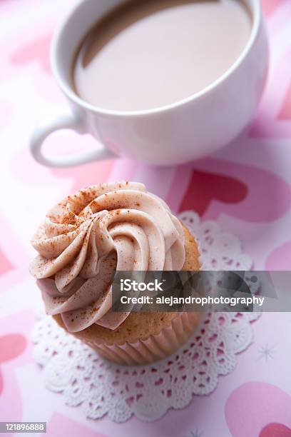 Cynamon Przyprawa Cupcake I Filiżanką Kawy - zdjęcia stockowe i więcej obrazów Bez ludzi - Bez ludzi, Biały, Ciasto
