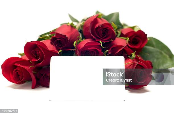 Photo libre de droit de Une Douzaine De Roses Rouges Isolé Sur Fond Blanc Avec Cartecadeau banque d'images et plus d'images libres de droit de Amour