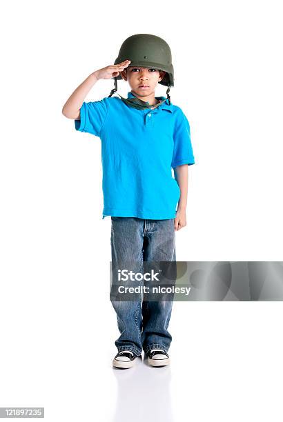 Little Soldier Sobre Fondo Blanco Foto de stock y más banco de imágenes de Ejército - Ejército, Encuadre de cuerpo entero, Hacer el saludo militar