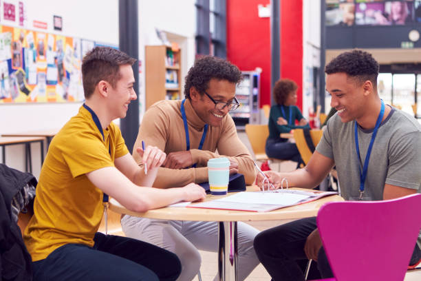 réunion d’étudiant d’université avec le tuteur masculin dans l’édifice occupé de campus commun - professeur duniversité photos et images de collection