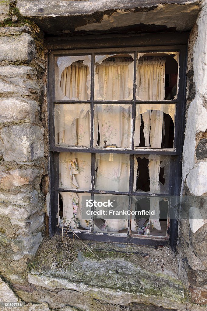 Broken ventana) - Foto de stock de Casita de campo libre de derechos