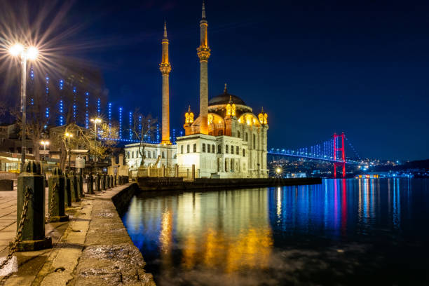 paisaje de estambul por la noche. mezquita de ortakoy y puente del bósforo - ortakoy mosque bridge bosphorus istanbul fotografías e imágenes de stock