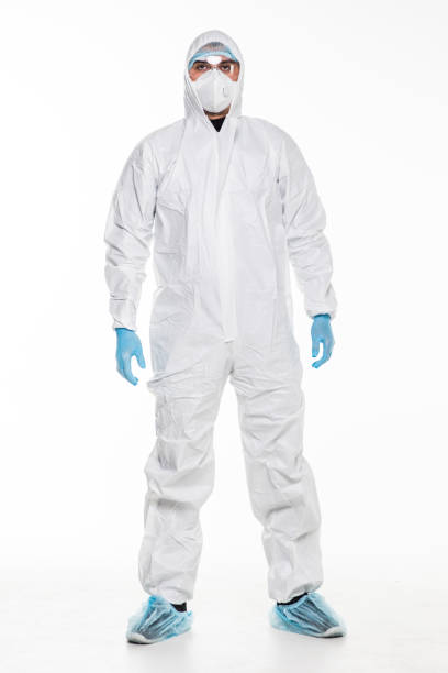 흰색 배경에 정지 제스처를 만드는 화학 보호 복을 입은 젊은 남자. 바이러스 연구 - protective suit 뉴스 사진 이미지