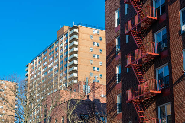 rascacielos residenciales y una escalera de incendios con un cielo azul claro en flushing queens of new york city - flushing fotografías e imágenes de stock