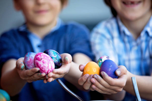 enfants doux, frères, oeufs de coloriage et de peinture pour pâques dans le jardin, extérieur à la maison dans l’arrière-cour - playground cute baby blue photos et images de collection