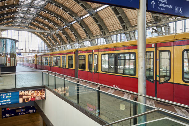 estación de tren vacía alexanderplatz en berlín durante la pandemia del virus corona covid19 en 2020 - medicine and science travel locations railway transportation fotografías e imágenes de stock