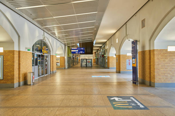 estación de tren vacía alexanderplatz en berlín durante la pandemia del virus corona covid19 en 2020 - medicine and science travel locations railway transportation fotografías e imágenes de stock