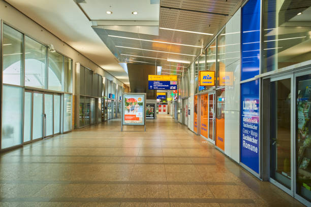 estación de tren vacía alexanderplatz en berlín durante la pandemia del virus corona covid19 en 2020 - medicine and science travel locations railway transportation fotografías e imágenes de stock