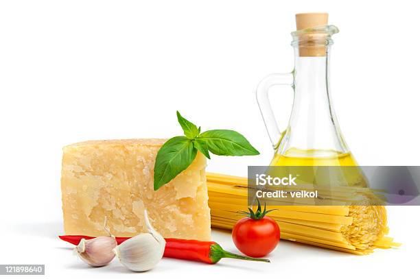 Ingredientes Fundamentales Para Italiana Espagueti Foto de stock y más banco de imágenes de Aceite de oliva - Aceite de oliva, Ajo, Albahaca