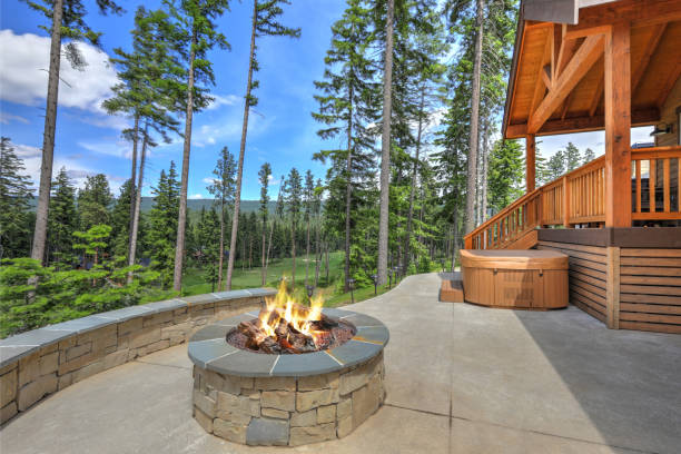 New Mountain vacation Cedar brown home exterior  with great back porch with hot tub and fire pit. New Mountain vacation Cedar brown home exterior  with great back porch with hot tub and fire pit. fire pit photos stock pictures, royalty-free photos & images