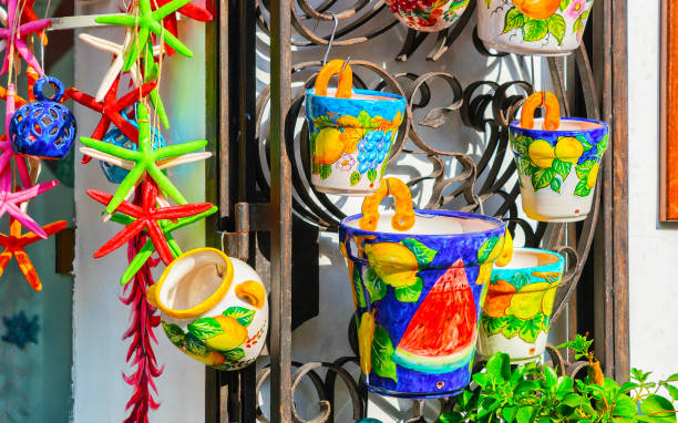 pots colorés traditionnels de céramique sur l’affichage dans le réflexe de ville de positano - ceramics italian culture sorrento pottery photos et images de collection
