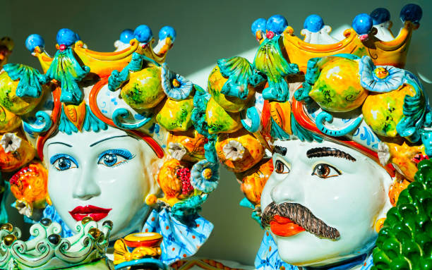têtes colorées traditionnelles de céramique sur l’affichage dans le réflexe de ville de positano - ceramics italian culture sorrento pottery photos et images de collection