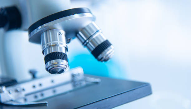 Mikroskop len geschlossen ist wissenschaftliche Ausrüstung in der Biologie, Chemie, medizinisches Forschungslabor für Wissenschaftler oder Student in der Ausbildung – Foto