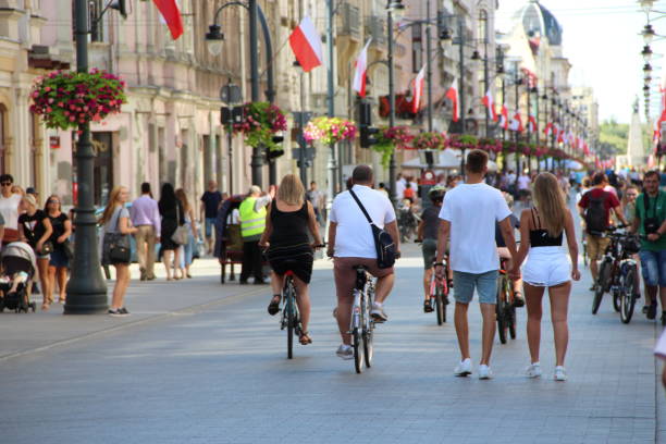 les gens marchent et font du vélo. les touristes roulent autour de la ville sur des bicyclettes louées - 13412 photos et images de collection