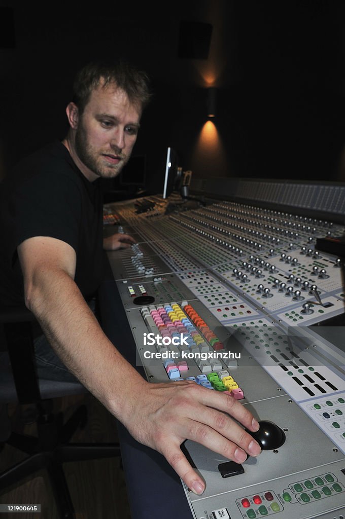 Travailler avec les mélanges de mixage console dans son studio - Photo de Affichage digital libre de droits