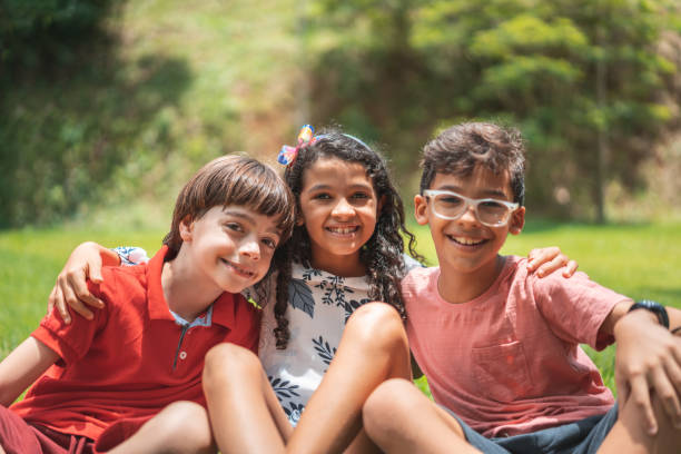 amiguinhos ao ar livre - outdoors looking at camera little girls child - fotografias e filmes do acervo