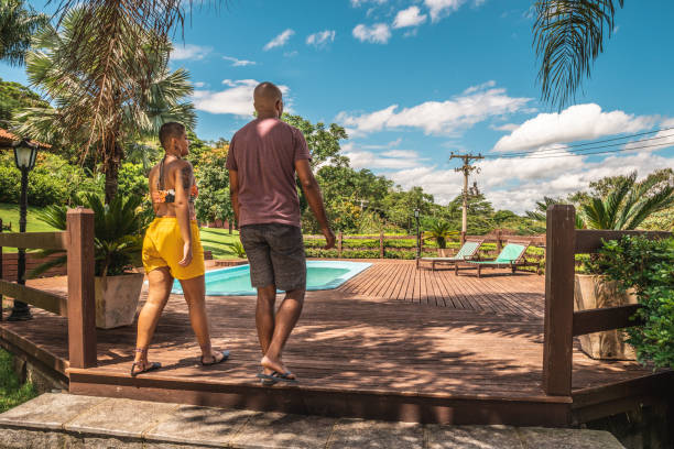 pareja disfrutando del fin de semana en el complejo turístico - moving house physical activity real estate couple fotografías e imágenes de stock