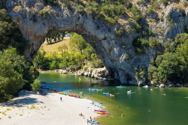 vista aérea del arco de narural en vallon pont d'arc en el cañón de ardeche en francia - ardeche fotografías e imágenes de stock