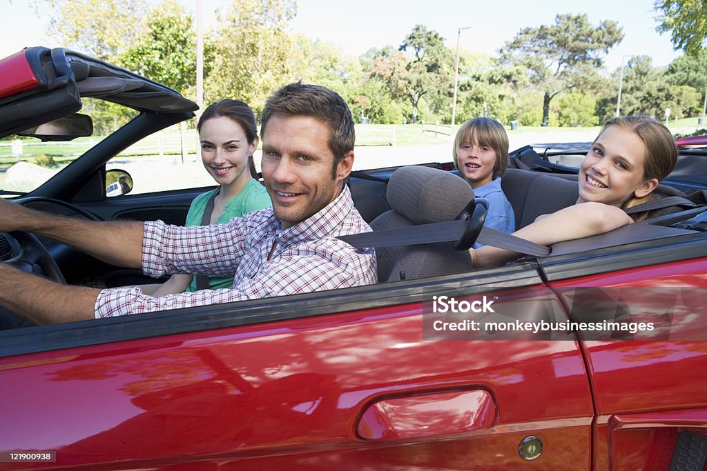 Família sorridente no carro conversível - Foto de stock de Conversível royalty-free