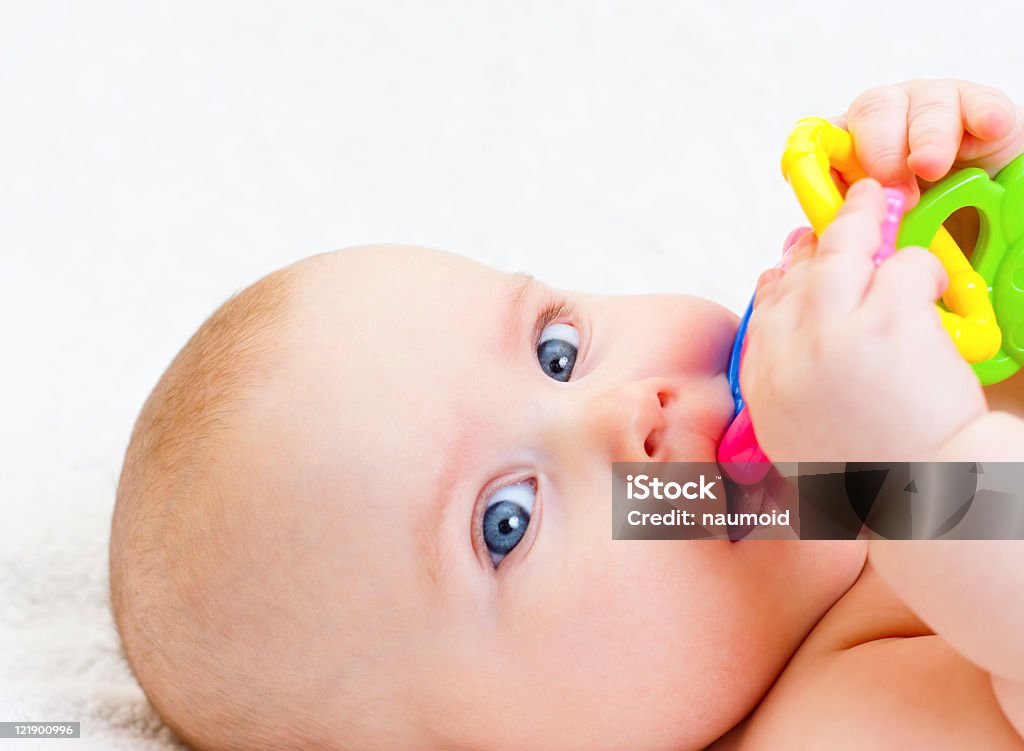Bambino con giocattoli per la dentizione - Foto stock royalty-free di Ambientazione interna