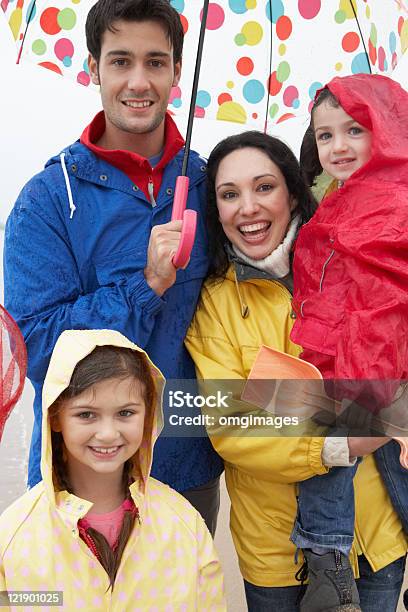 Photo libre de droit de Famille Heureuse Sur La Plage Avec Parasol banque d'images et plus d'images libres de droit de 4-5 ans - 4-5 ans, 8-9 ans, Adulte