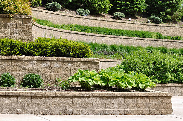 многоуровневые подпорная стена - landscaped retaining wall wall stone стоковые фото и изображения