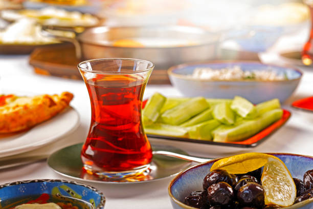 turkse traditionele keuken - koperen pan stockfoto's en -beelden