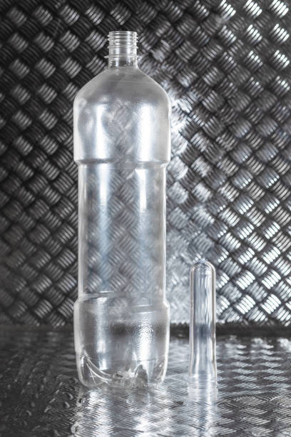 transparente flasche und deren rohling zum abfüllen. wasserproduktion - food and drink industry audio stock-fotos und bilder