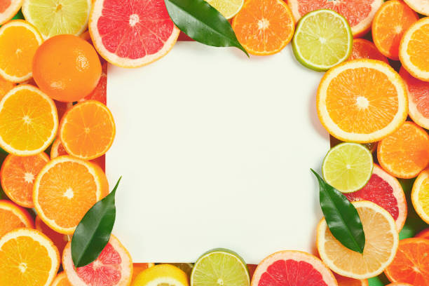laïcs plats d’agrumes comme la chaux, le citron, l’orange et la mandarine avec des feuilles d’oranger sur la table - lime fruit citrus fruit portion photos et images de collection