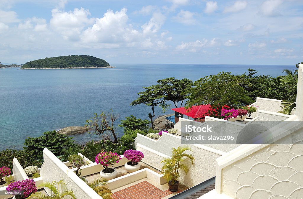 Terraço com vista mar do hotel de luxo, Phuket, Tailândia - Foto de stock de Atividade Recreativa royalty-free