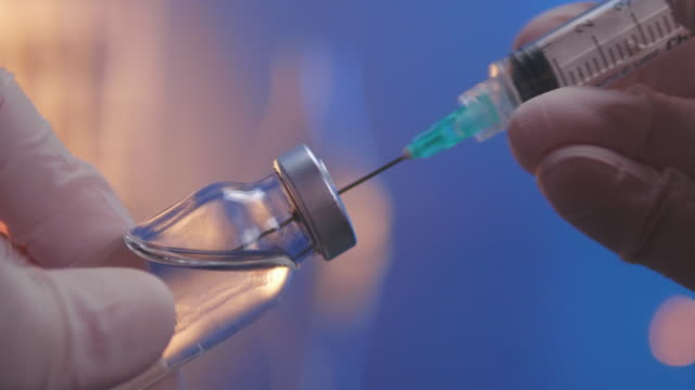Injection Needle Penetrating Vaccine Vial