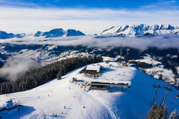 skistation megeve (megéve) in der haute savoie in den französischen alpen - mont blanc ski slope european alps mountain range stock-fotos und bilder