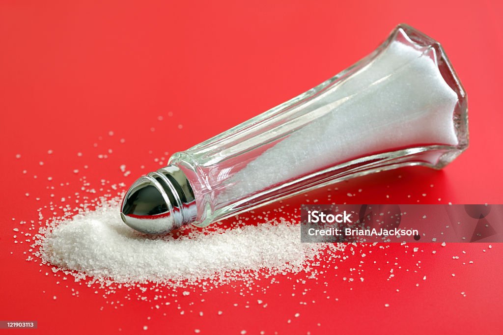 Spilled 塩 - 塩入れのロイヤリティフリーストックフォト