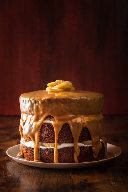 pastel de cumpleaños con caramelo y manzana. pastel de caramelo en capas - gateaux cake birthday decorating fotografías e imágenes de stock