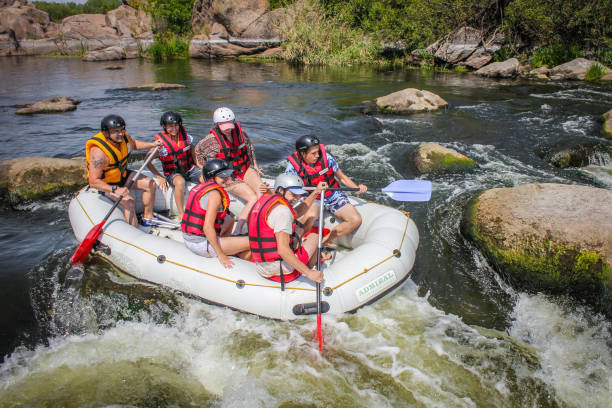 우크라이나 남부 버그 강에서 수상 래프팅 활동을 즐기는 모험가 그룹. - rafting strength excitement men 뉴스 사진 이미지