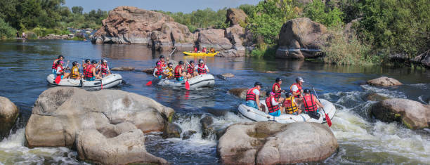 grupo de aventureiros desfrutando de atividade de rafting aquático no rio southern bug ucrânia. - rafting strength excitement men - fotografias e filmes do acervo